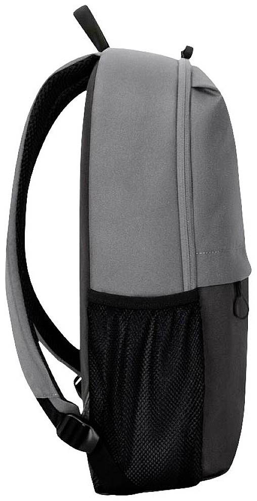 Widok z boku szarego plecaka z czarnymi paskami na ramiona i siateczkową kieszenią z boku. Idealny do codziennego użytku.