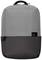 Szary i czarny plecak z małym logo na przedniej części. Posiada uchwyt na górze i wygląda na prosty oraz funkcjonalny.