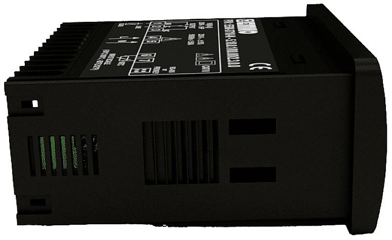 Czarny elektryczny sterownik przemysłowy z otworami wentylacyjnymi i oznaczeniami na górnej powierzchni.