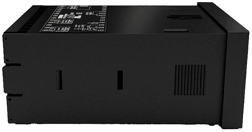 Czarny elektroniczny sprzęt z wieloma portami po bokach, prawdopodobnie komputer przemysłowy lub urządzenie sterujące.