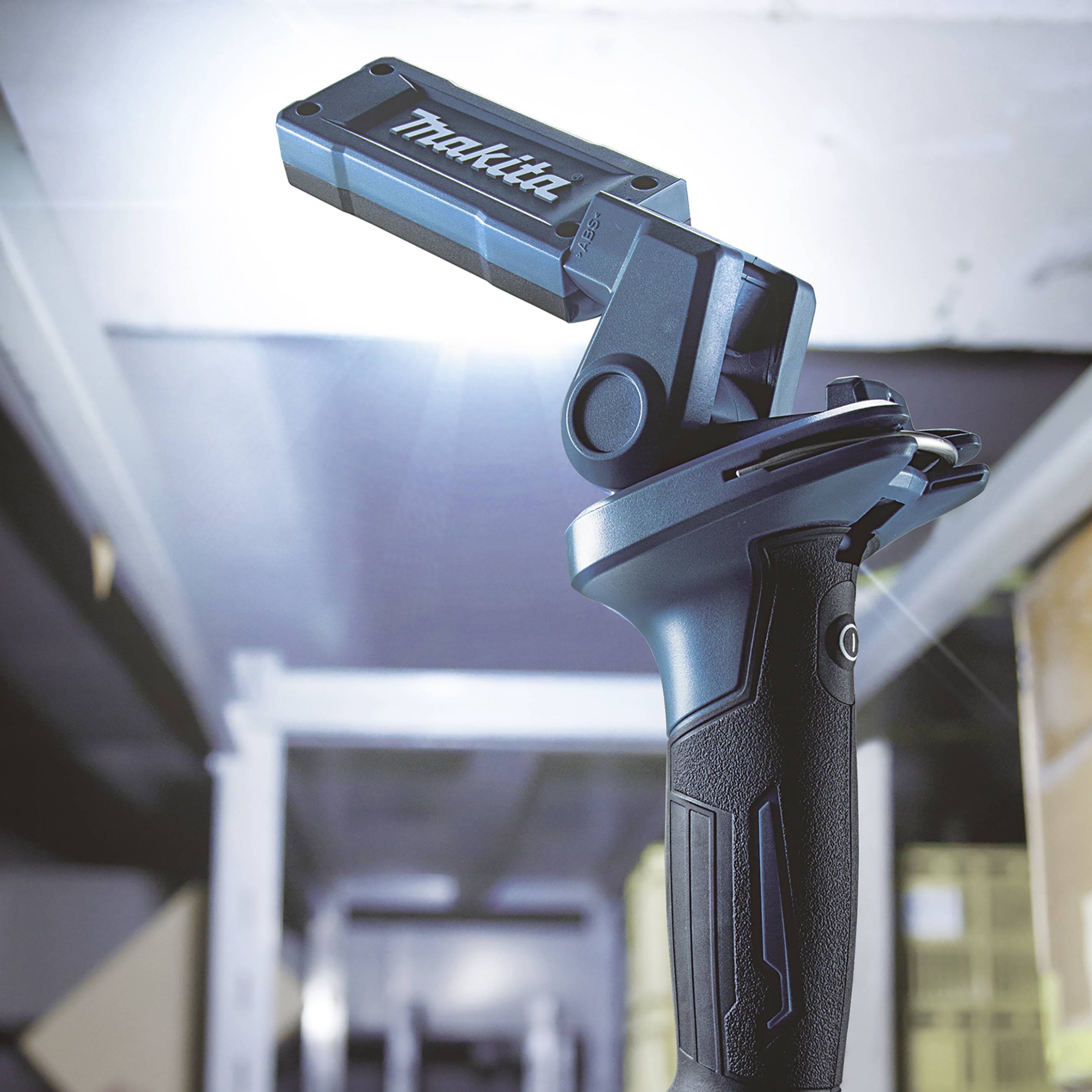 Wkrętarka akumulatorowa w zbliżeniu, na placu budowy, oświetlona chłodnym światłem. Logo marki widoczne na narzędziu.