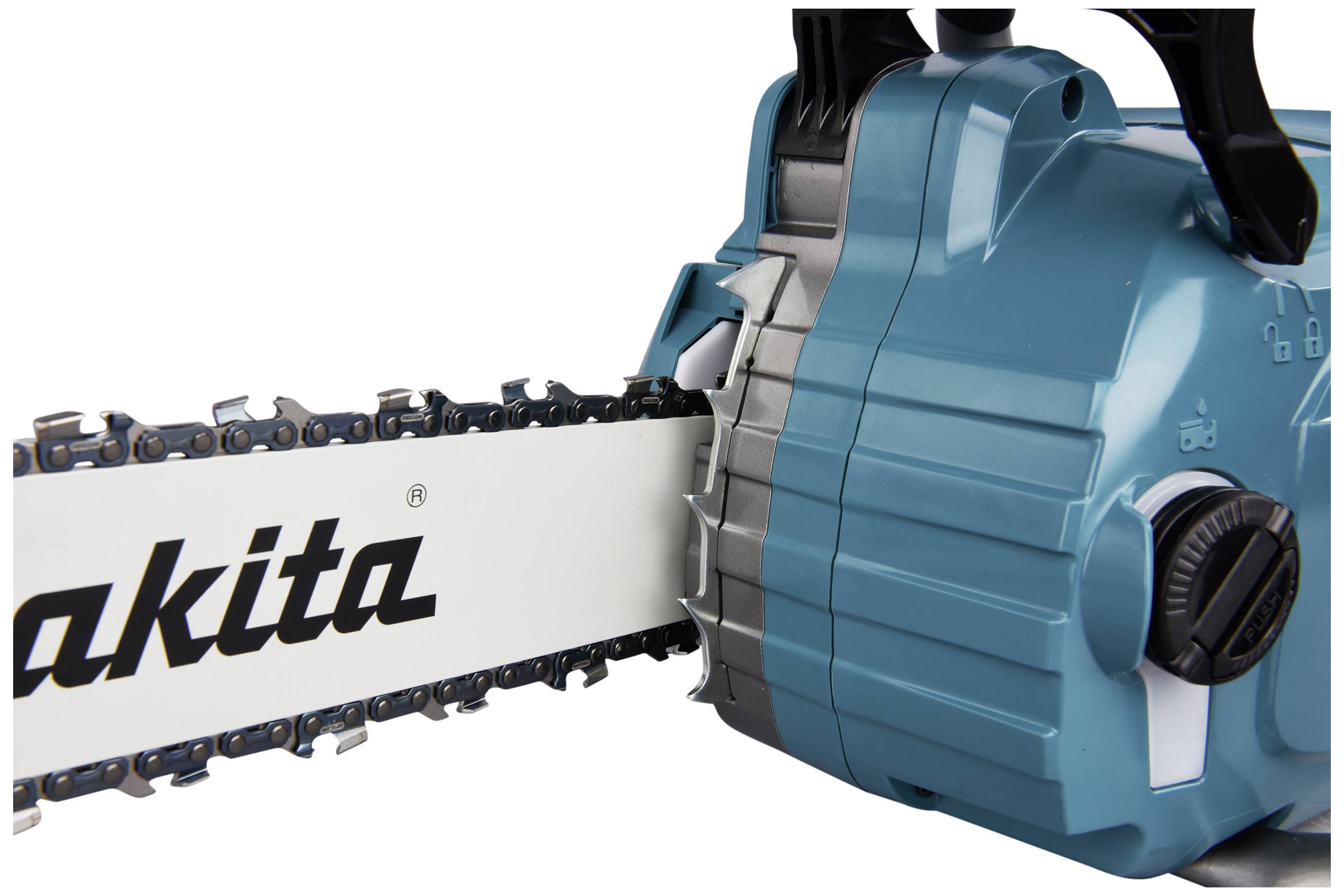 Zbliżenie niebieskiej elektrycznej piły łańcuchowej z widocznym łańcuchem i nazwą marki na szynie.