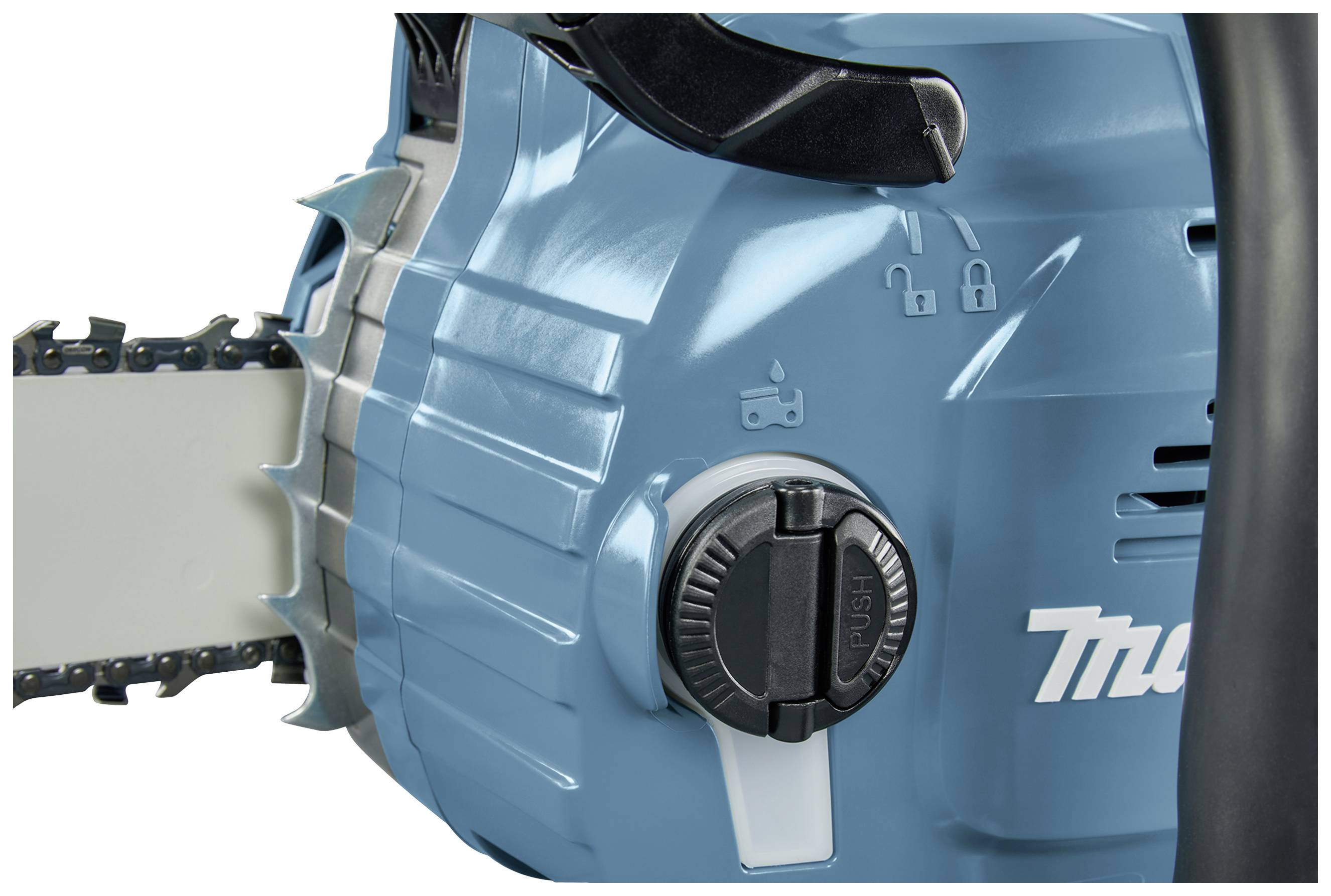 Fragment niebieskiej piły łańcuchowej z symbolami bezpieczeństwa i poziomu oleju na boku.