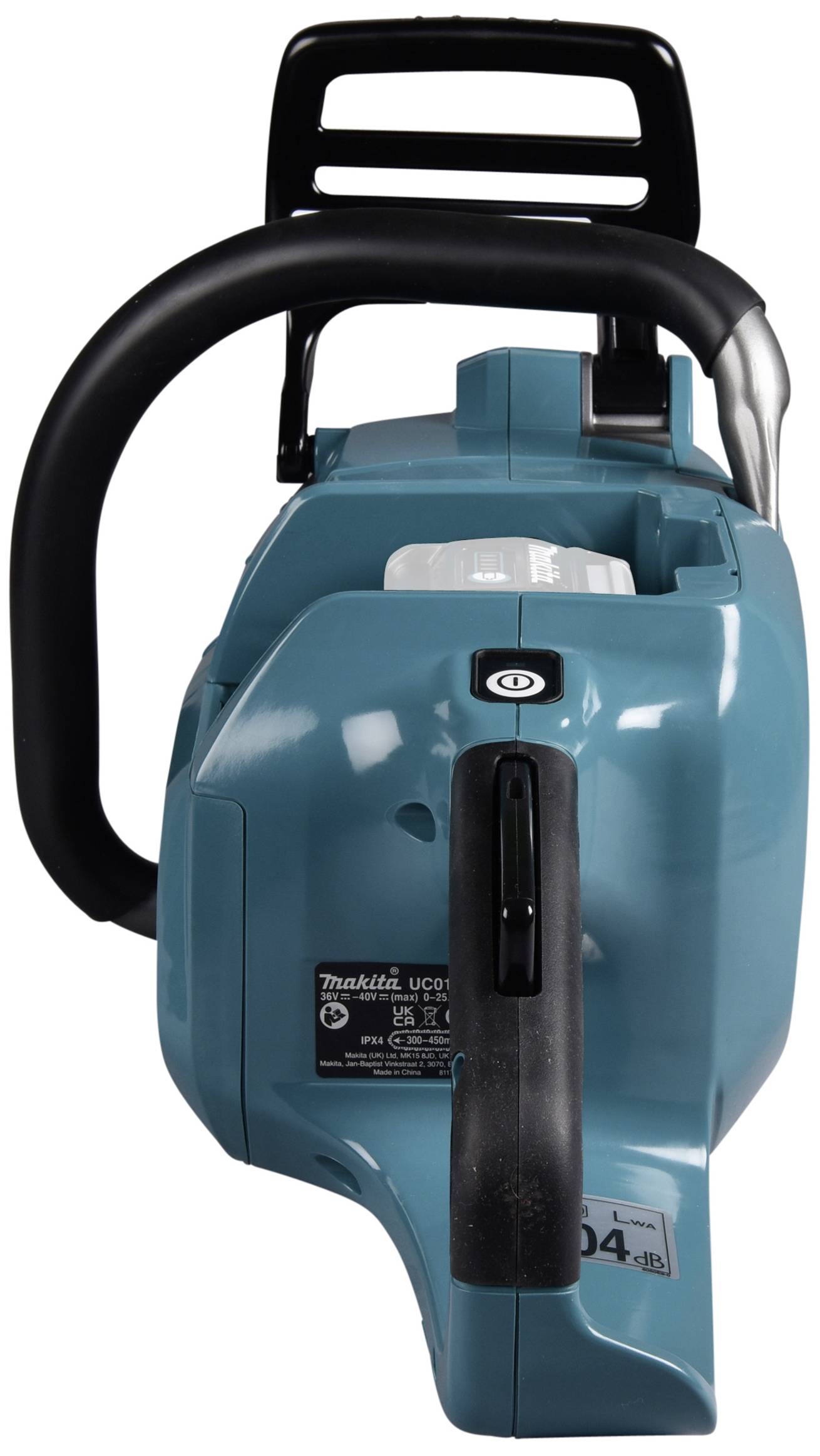 Elektryczna piła łańcuchowa widziana od tyłu, w kolorze niebieskim, z elementami w kolorze czarnym. Fokus na przełączniku i uchwycie bezpieczeństwa.