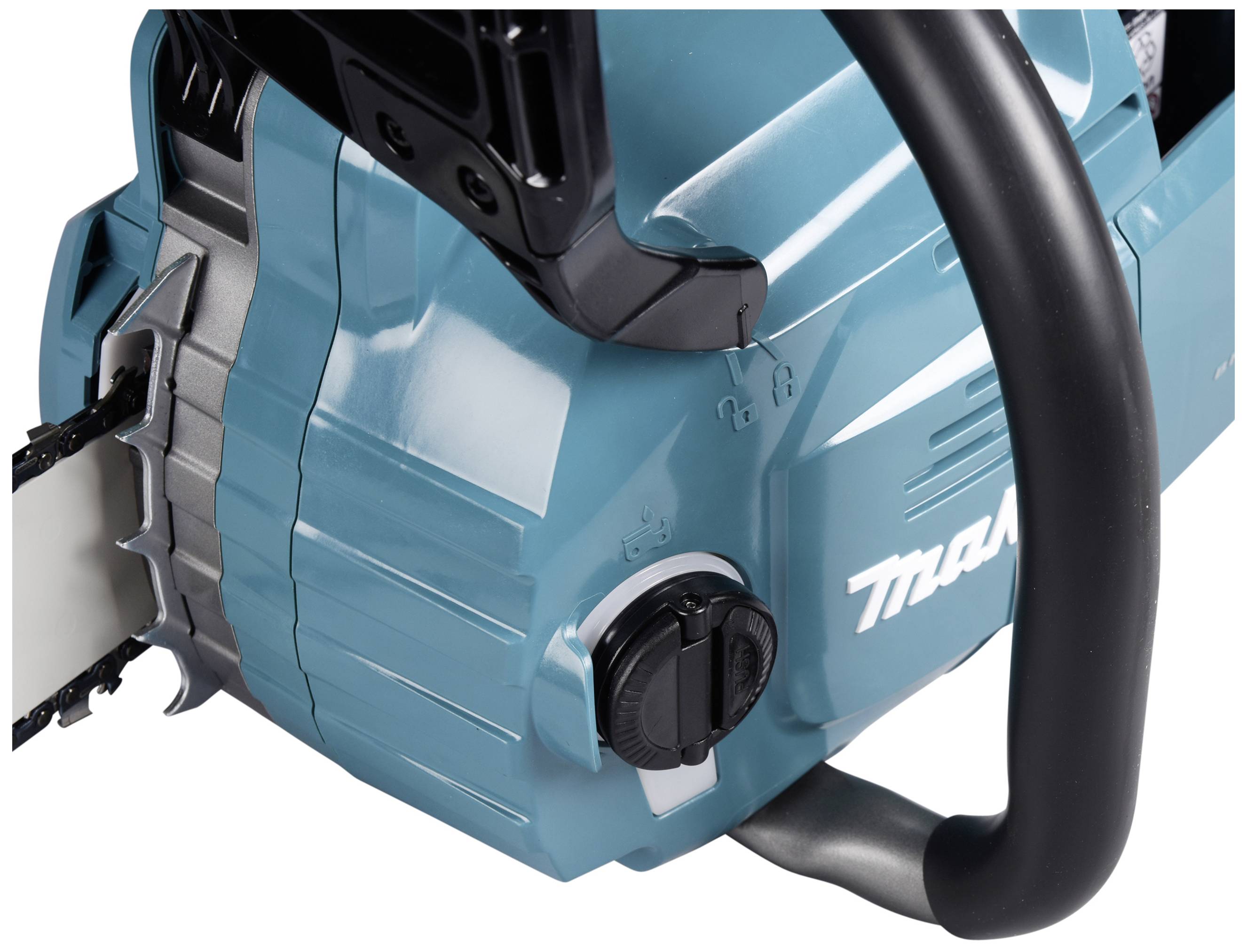 Piła łańcuchowa w zbliżeniu, ze szczególnym skupieniem na silniku i uchwycie. Głównym kolorem urządzenia jest niebieski.