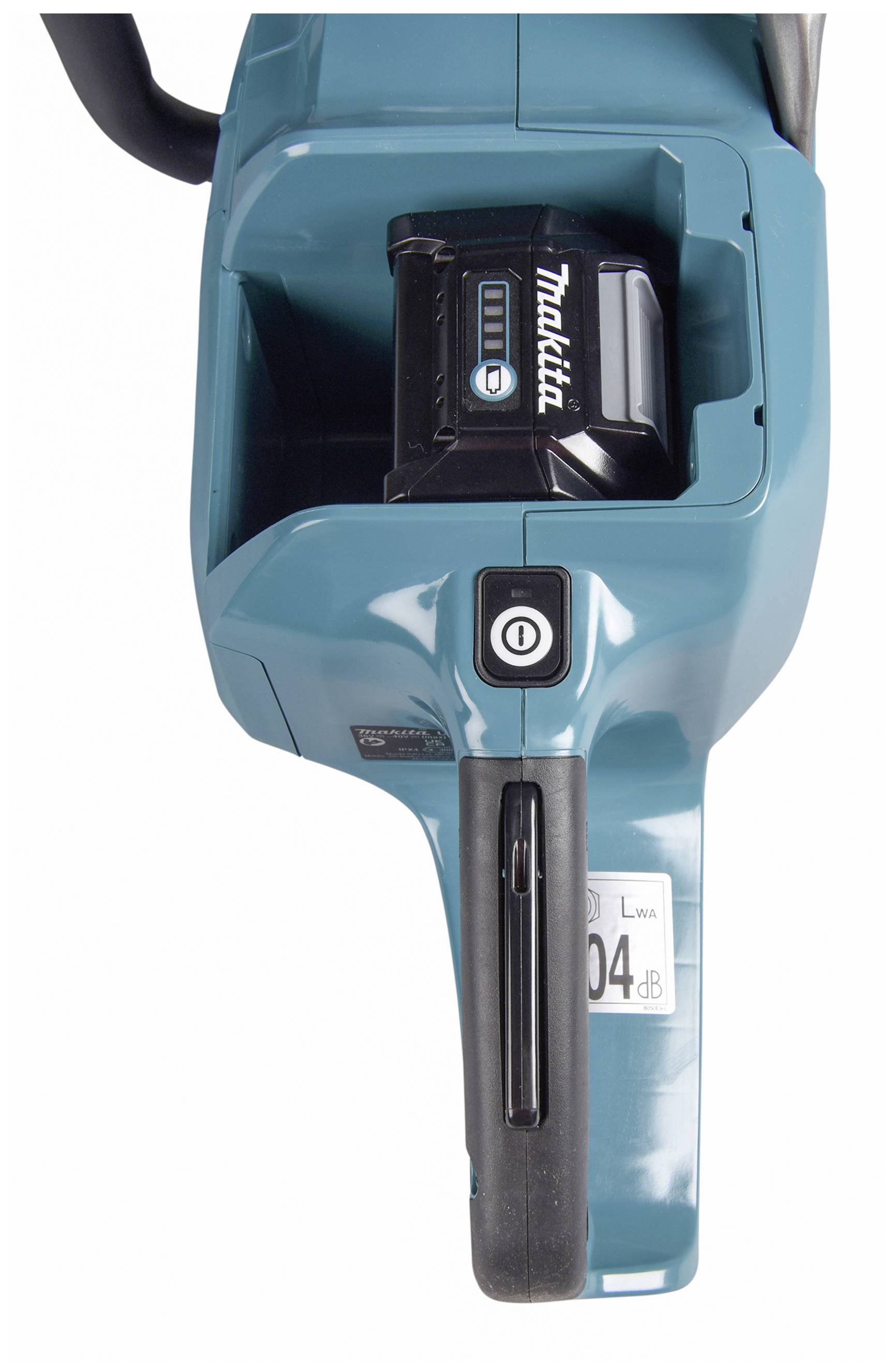 Widok fragmentu elektronarzędzia ogrodowego zasilanego akumulatorem z zamontowanym akumulatorem i włącznikiem/wyłącznikiem na górnej powierzchni, poziom głośności 'Lwa 104 dB'.