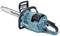Niebieska elektryczna piła łańcuchowa marki Makita, sfotografowana z boku. Jest wyposażona w akumulator.