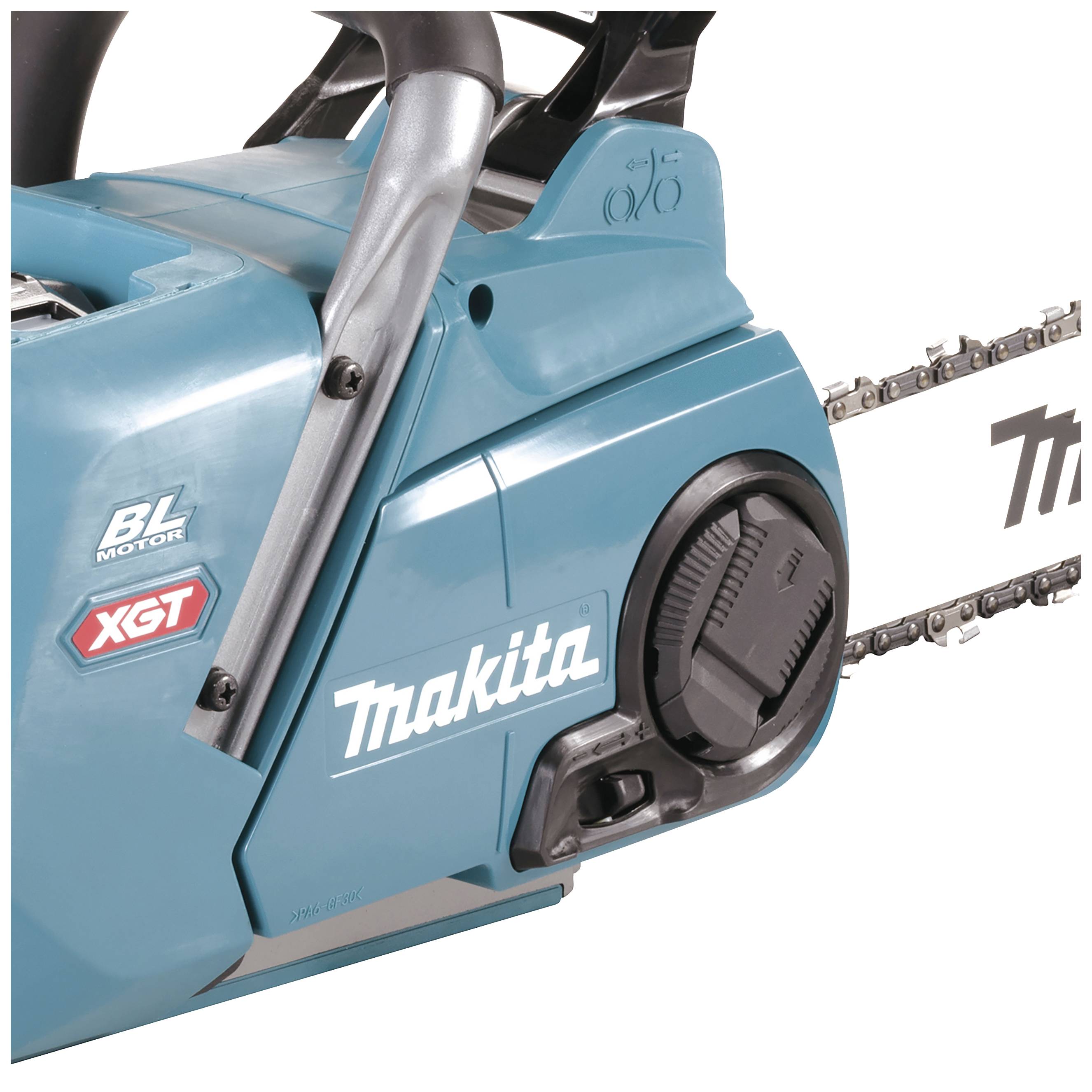 Piła łańcuchowa Makita w niebieskiej obudowie i czarnej rękojeści. Łańcuch jest widoczny. Na pile wydrukowana jest nazwa modelu i logo.