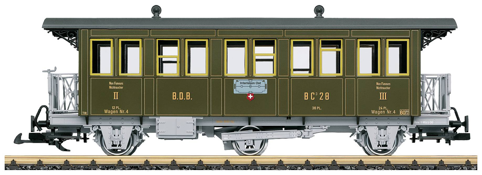 Brązowy historyczny wagon kolejowy z napisami 'B.O.B.' i 'BC 228'. Wagon stoi na torach i posiada szczegółowe oznaczenia.