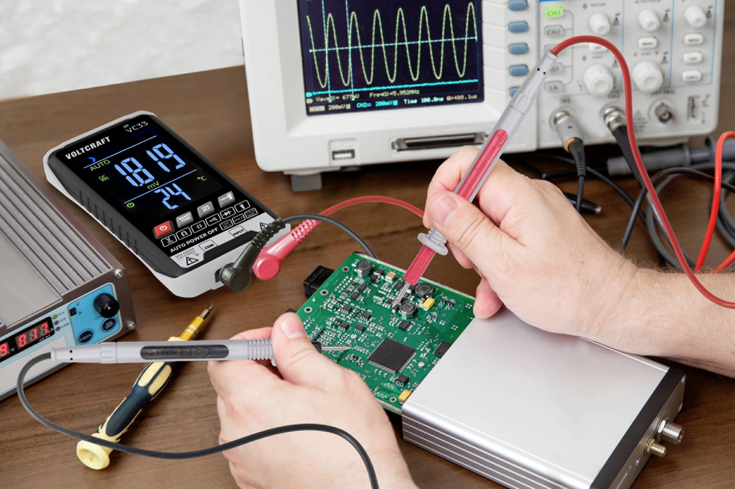 Naprawa urządzenia elektronicznego: Osoba używa przyrządów pomiarowych do testowania zielonej płytki drukowanej. W tle widoczny oscyloskop.