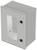 Pusty, szary obudowa ochronna z okienkiem wizyjnym i dwoma czarnymi zamknięciami, odpowiednia do montażu komponentów elektrycznych.