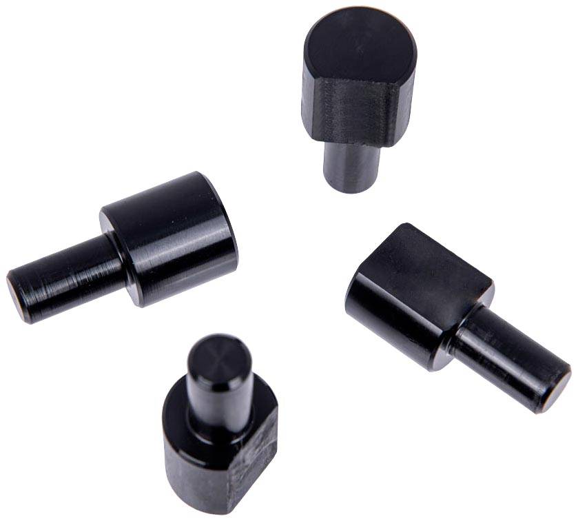 Cztery czarne metalowe elementy o różnych kształtach i rozmiarach, ułożone na białym tle.