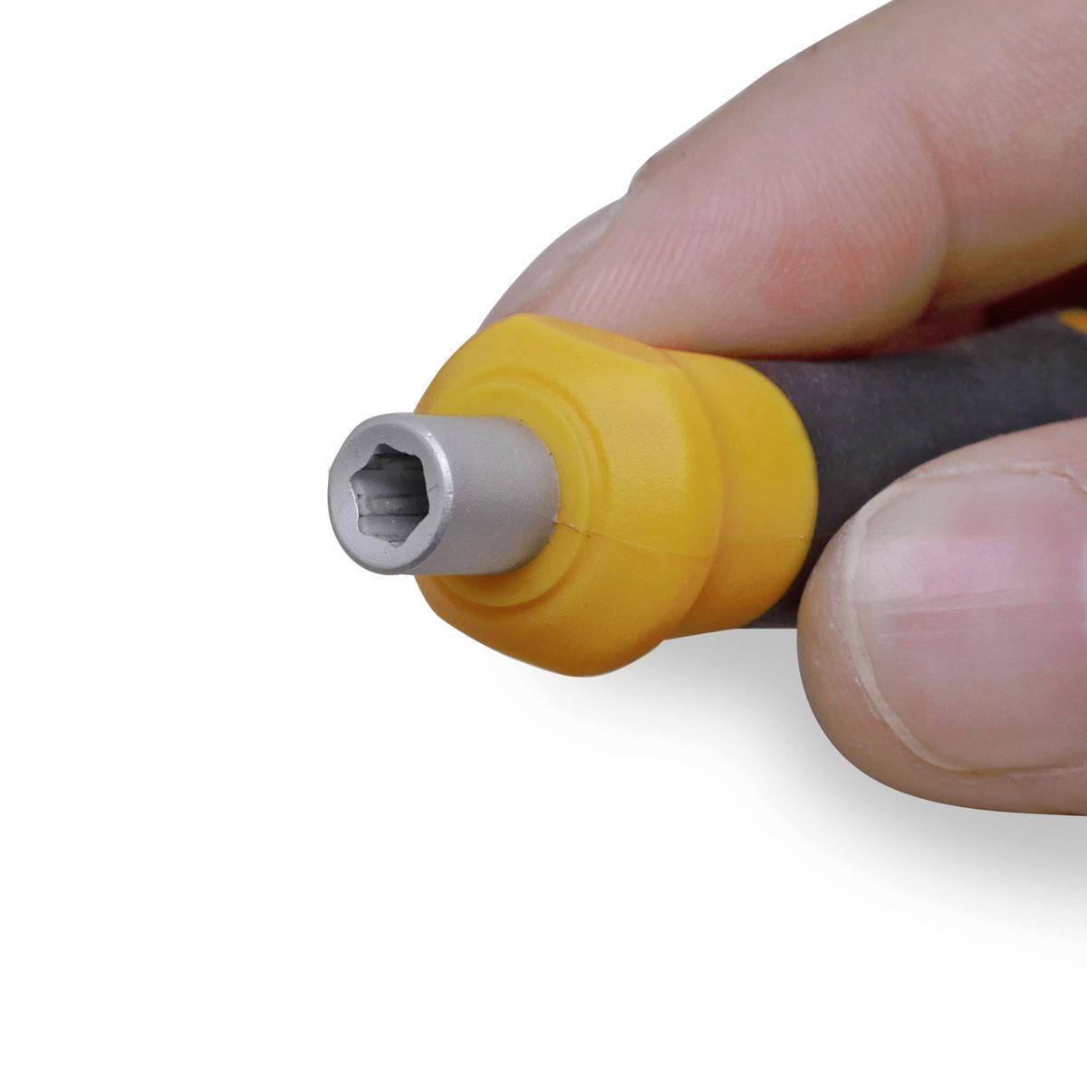 Ręka trzyma wkrętak z żółtą rękojeścią i szarym grotem. Czubek narzędzia ukazuje sześciokątny otwór.