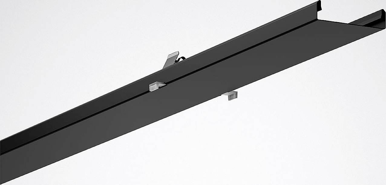 Czarny, podłużny element budowlany z szyną i metalowymi zaciskami. Mógłby być częścią systemu oświetleniowego lub konstrukcji suchej zabudowy.