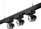 Czarna lampa szynowa z trzema regulowanymi, czarnymi reflektorami zamontowanymi na suficie.