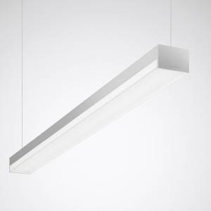 Biała, minimalistyczna lampa wisząca o prostokątnym kształcie. Zawieszona jest u sufitu na cienkich przewodach i charakteryzuje się prostym, nowoczesnym designem.