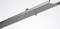 Długi, prostokątny kawałek metalu w odcieniu szarym. Służy jako nośnik lub uchwyt. Posiada otwory na śruby oraz urządzenia zaciskowe do montażu.