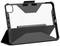 Czarne etui na tablet wykonane z wytrzymałego tworzywa sztucznego z przezroczystą tylną częścią i zintegrowaną podstawką. Chroni urządzenie i umożliwia wygodne korzystanie bez trzymania go w ręku.