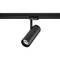 Czarna lampa szynowa z cylindrycznym reflektorem, zamontowana na uchwycie sufitowym. Idealna do oświetlenia kierunkowego.