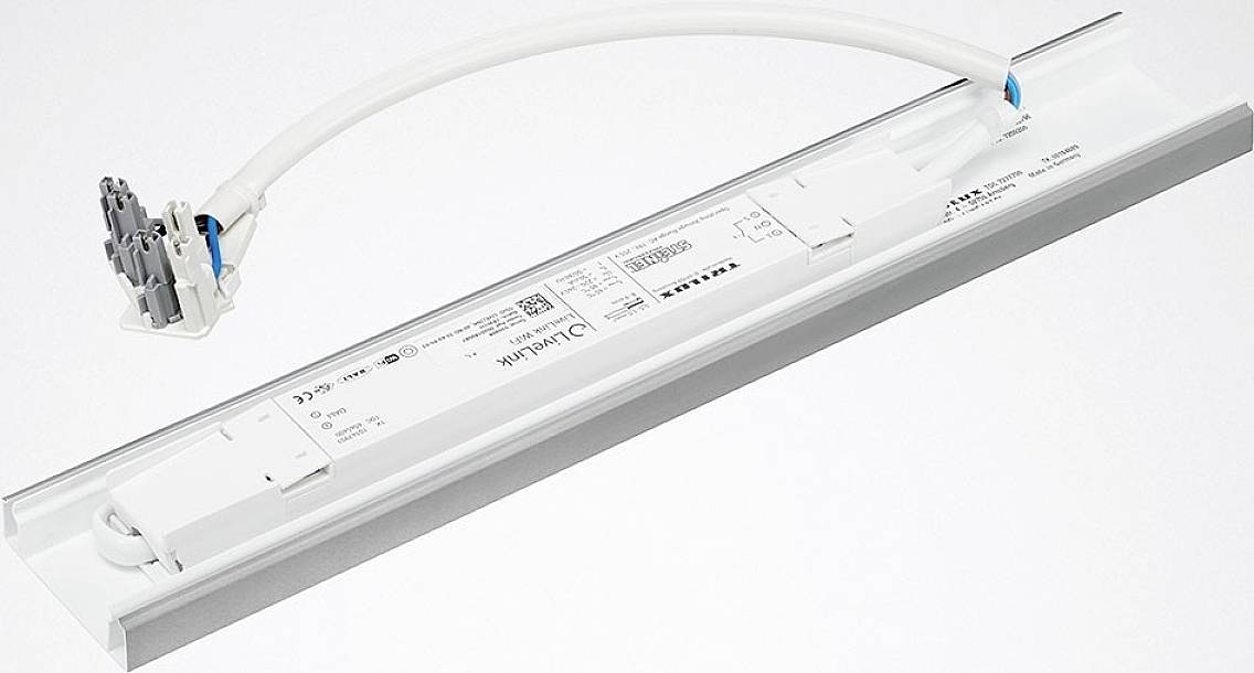 Prostokątny moduł LED z białym przewodem i złączem. Moduł jest przeznaczony do montażu w oprawach oświetleniowych.