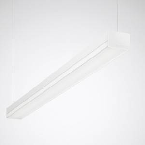 Biała, prostokątna lampa wisząca o minimalistycznym wzornictwie zwisa z sufitu.