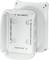 Białe, prostokątne obudowa z tworzywa sztucznego z kilkoma okrągłymi otworami i punktami mocowania, odpowiednia do instalacji elektrycznych.