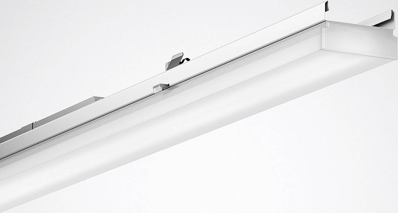 Nowoczesna, srebrna lampa LED o prostokątnym kształcie. Jest montowana na suficie i charakteryzuje się minimalistycznym designem.
