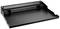 Czarna, prostokątna metalowa taca z podwyższoną krawędzią z tyłu i płaskimi bokami, prawdopodobnie przeznaczona do przechowywania lub odkładania przedmiotów.
