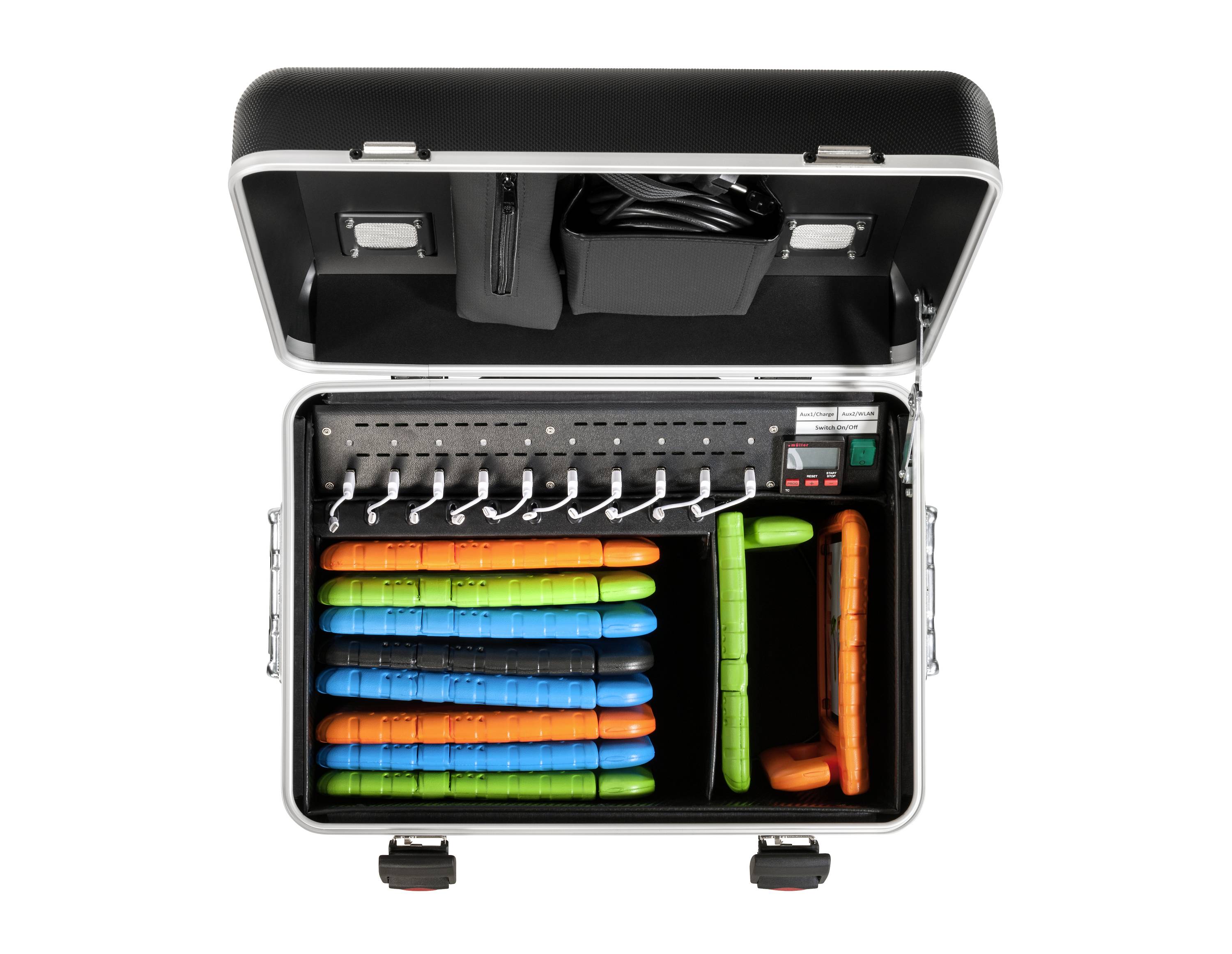 Otwarty kufer z kolorowymi kontrolerami do gier, ułożonymi w przegródkach. Na górze widoczne kable i przegródki na akcesoria.