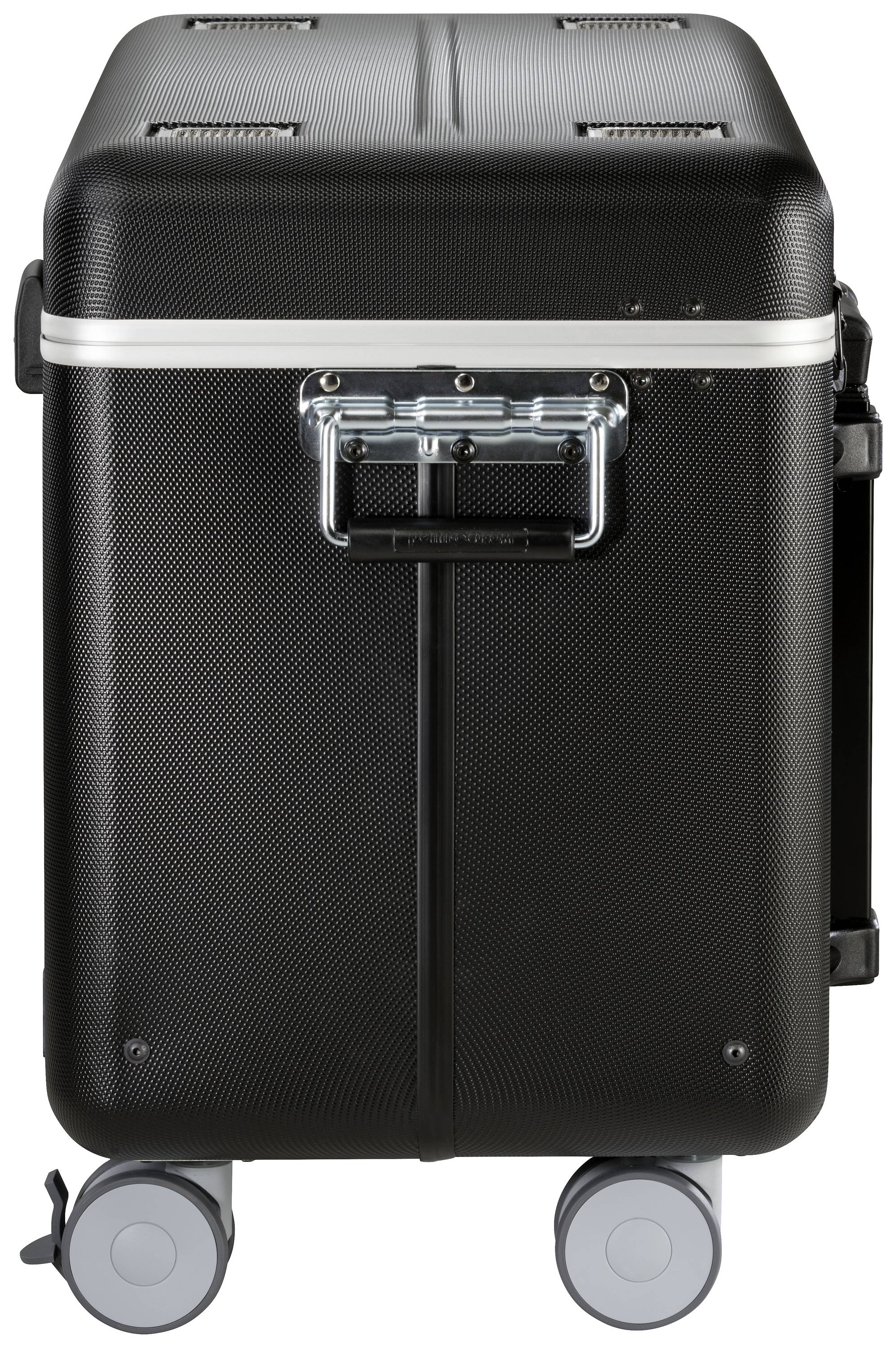Czarny twardy kufer na czterech kółkach z srebrną rączką, stojący pionowo.