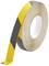 Rolka z antypoślizgową taśmą samoprzylepną, żółto-czarno prążkowaną, do oznaczeń bezpieczeństwa na podłogach.