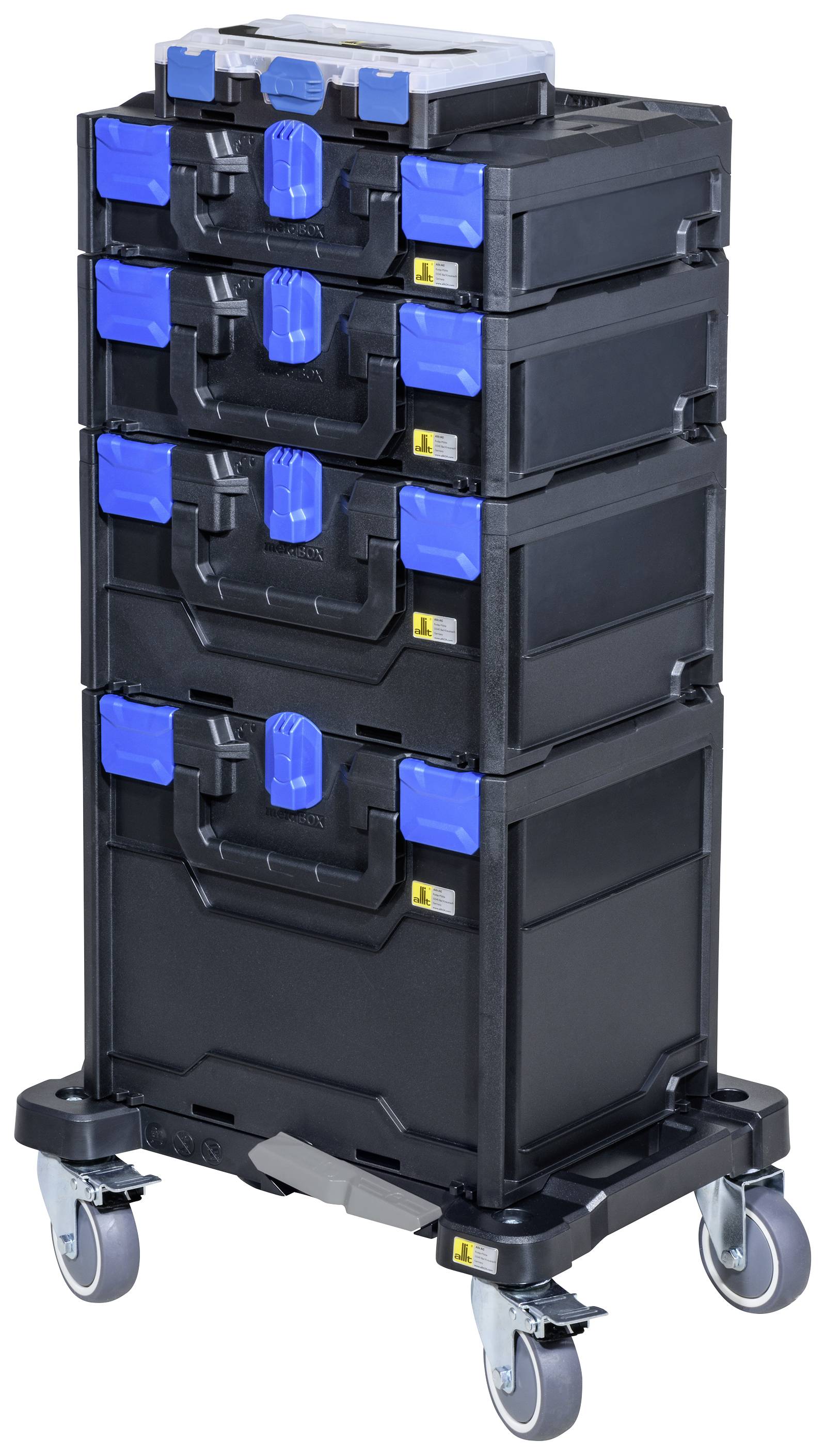Czarny wózek z czterema możliwymi do sztaplowania, zamykanymi skrzyniami i niebieskimi uchwytami. Możliwy do transportu na czterech obrotowych kółkach.