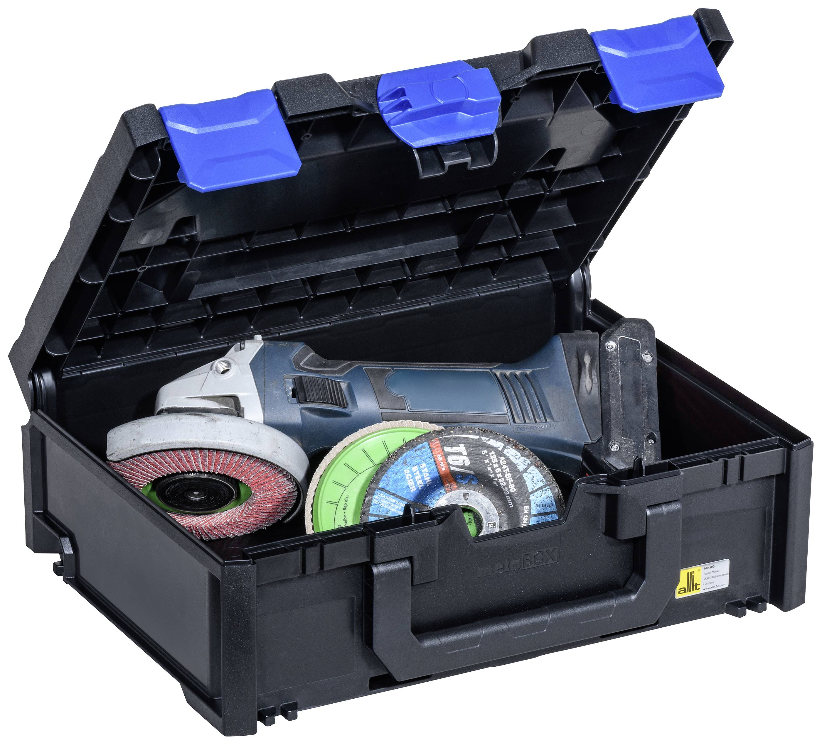 Otwarty czarny kufer narzędziowy z szlifierką kątową i kilkoma tarczami ściernymi w różnych kolorach.