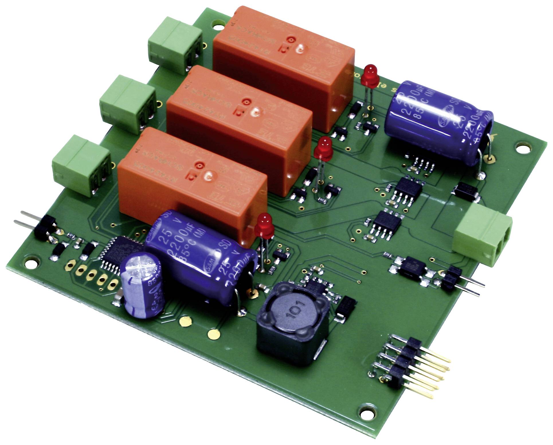 Zielona płytka drukowana z wieloma elementami elektronicznymi, w tym pomarańczowymi przekaźnikami, niebieskimi kondensatorami i czerwonymi diodami LED.