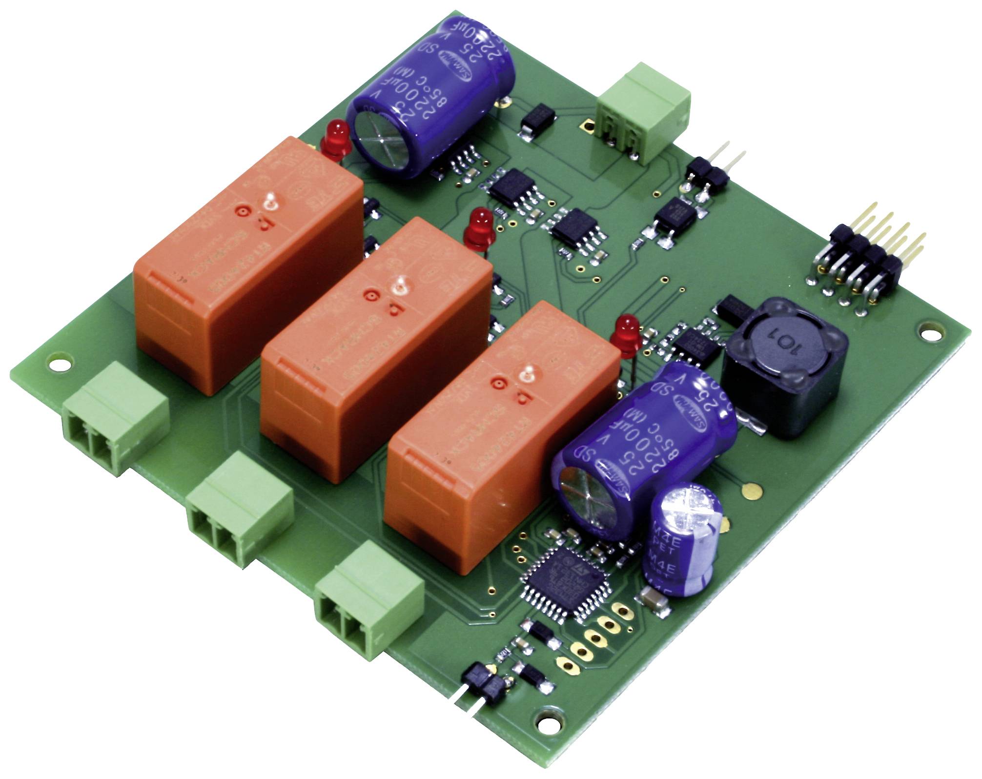 Elektroniczny układ scalony z trzema pomarańczowymi przekaźnikami, niebieskimi kondensatorami i zielonymi złączami na zielonej płytce drukowanej.