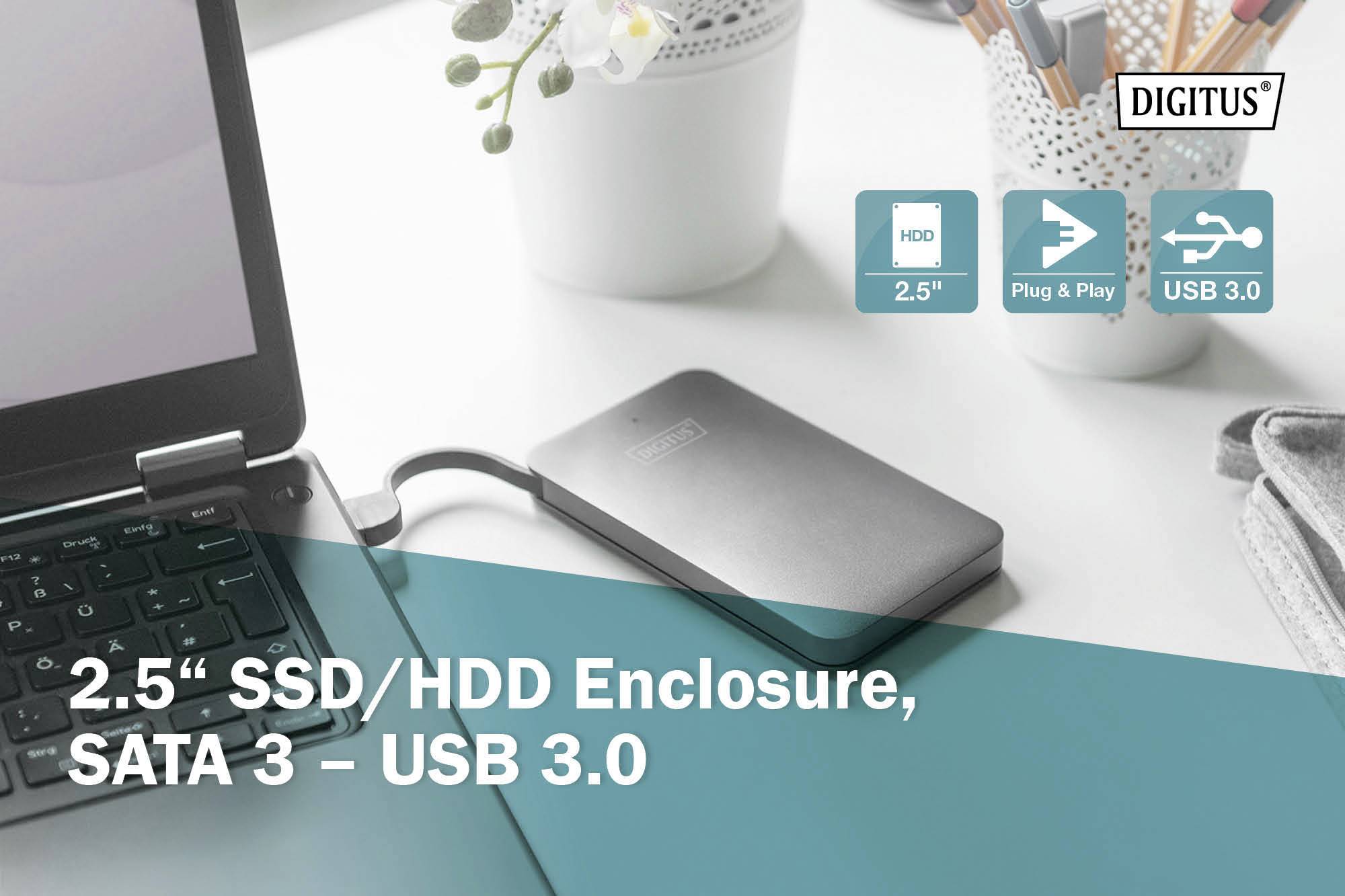 Zewnętrzna obudowa SSD/HDD podłączona do laptopa. Napis: '2,5" Obudowa SSD/HDD, SATA 3 – USB 3.0'. Logo marki w prawym górnym rogu.