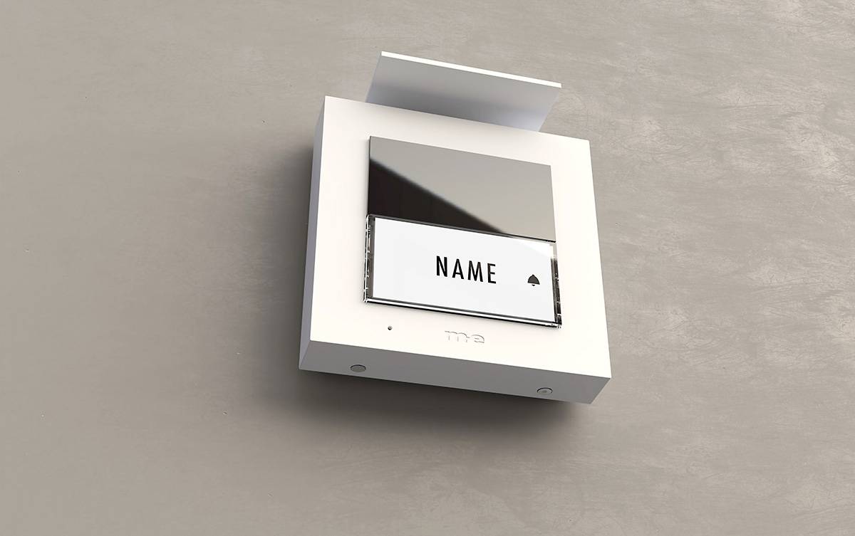 Biały włącznik światła na ścianie o lustrzanej powierzchni z napisem 'NAZWA'.