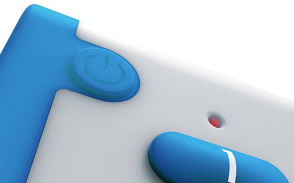 Zbliżenie niebieskiego przycisku włączania na białym urządzeniu z małą czerwoną diodą.