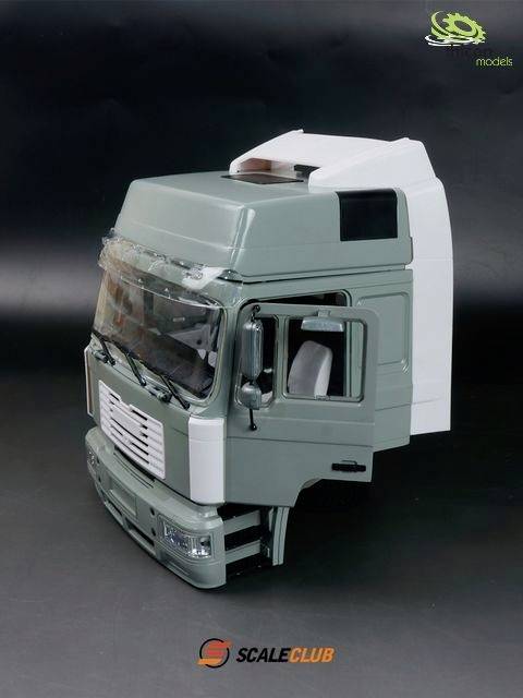 Model szarego ciągnika siodłowego z białymi detalami, sfotografowany z perspektywy prawej strony. Logo firmy 'Scale Club' widoczne u dołu.