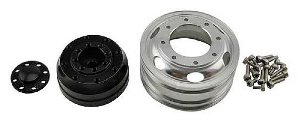 'Zestaw części samochodowych: mała czarna osłona, większa czarna część, srebrna felga i kilka śrub.'