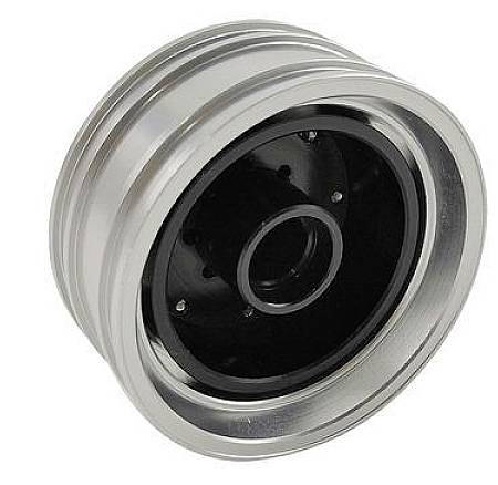 Metalowa felga z czarnym środkiem i gładkim, srebrnym obrzeżem, najprawdopodobniej będąca częścią pojazdu lub maszyny.