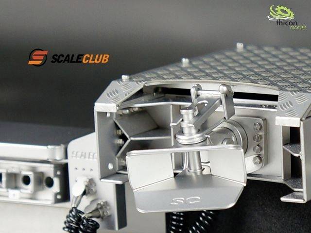 Model ciężarówki z przyczepą dla transportu ponadgabarytowego, wyposażony w dokładnie odwzorowaną przednią część sprzęgu, z widocznymi w pierwszym planie logo 'Scale Club' oraz 'Thicon Models'.