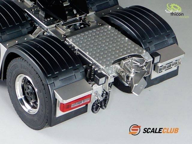 Zbliżenie tylnej części ciężarówki z zaczepem holowniczym i tylnymi światłami, opatrzone logo Thicon Models i ScaleClub.