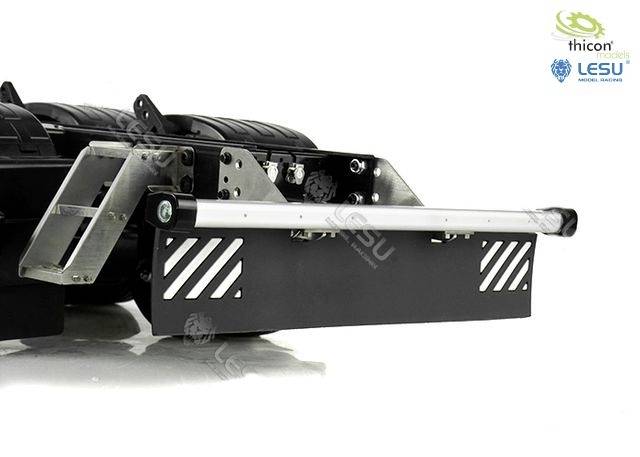 'Hak holowniczy RC-Truck na białym tle. Solidna metalowa konstrukcja z czarnym błotnikiem i ochronnymi paskami.'