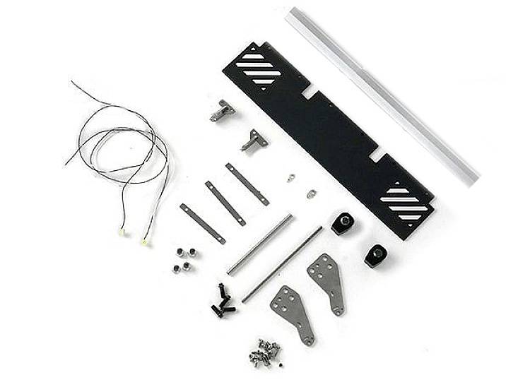 Elementy zestawu montażowego na białym tle, w tym metalowe płyty, śruby, przewody i uchwyty, ułożone w uporządkowany sposób.