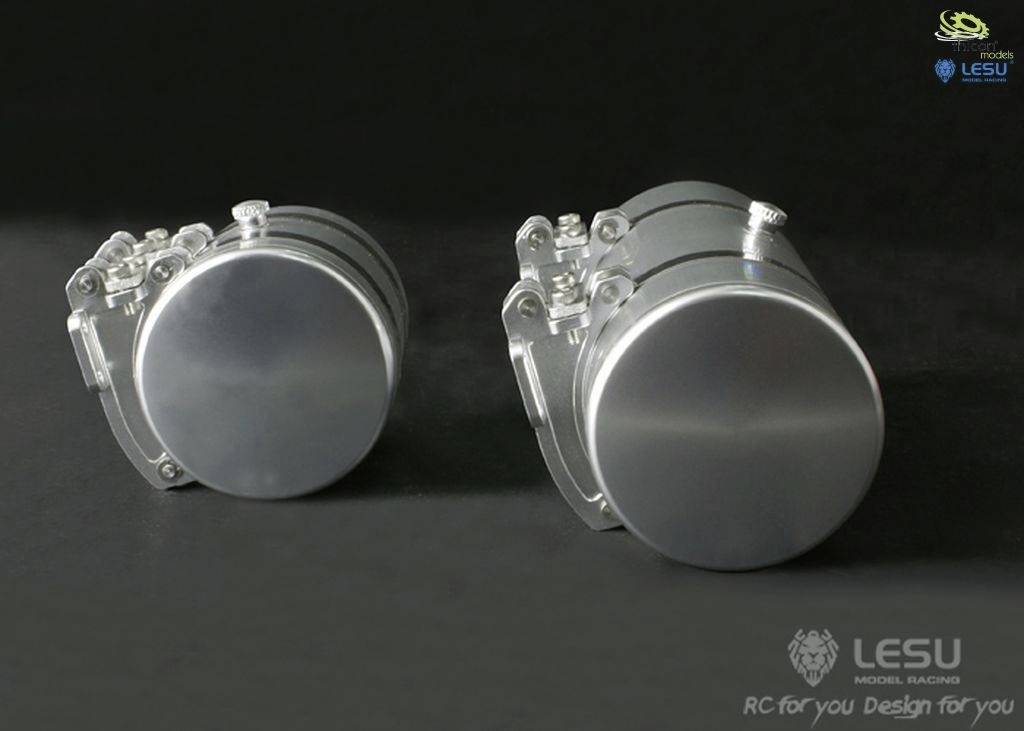 Dwa srebrne cylindryczne obiekty na ciemnym tle, prawdopodobnie elementy projektu modelarskiego.