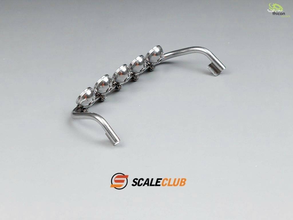 Srebrny metaliczny element z pięcioma okrągłymi składnikami, leżący na szarym tle. Małe logo w prawym górnym rogu. Napis "Scaleclub" umieszczony na środku u dołu.