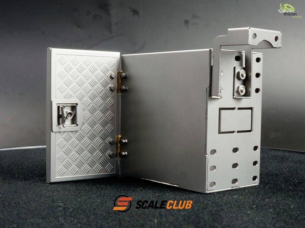 Model metalowy 'Scale Club' w skali 1:14, z otwartymi szarymi drzwiami metalowymi we wzór, stojący na ciemnym tle.