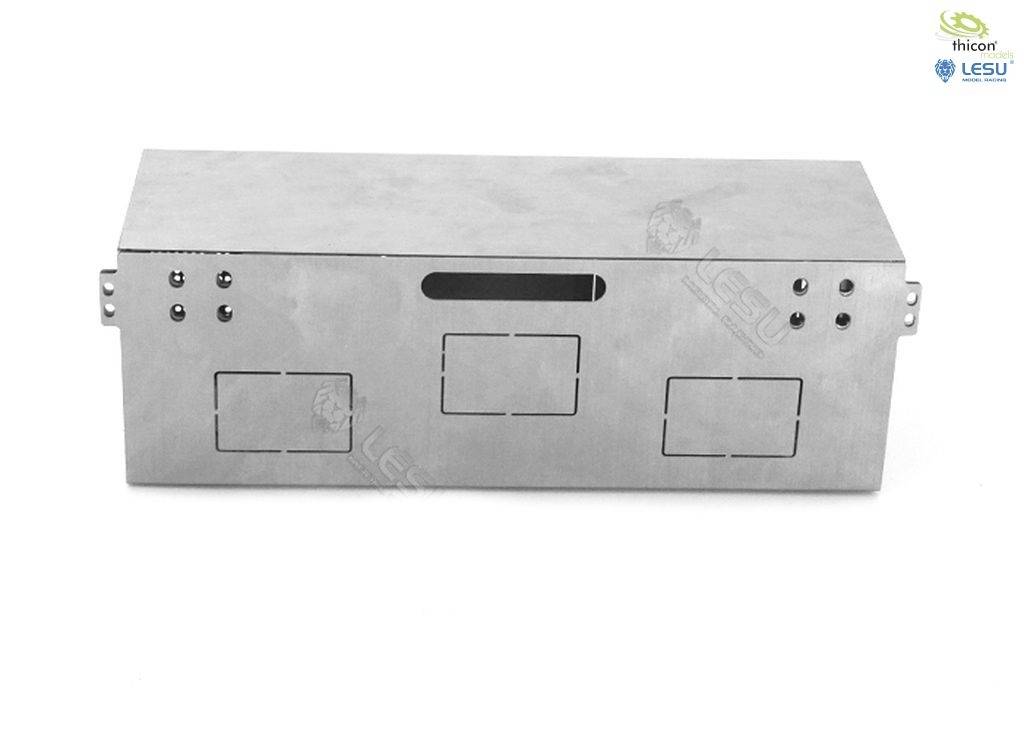 Metalowa obudowa z prostokątnymi wycięciami i otworami, odpowiednia do montażu elementów elektronicznych.