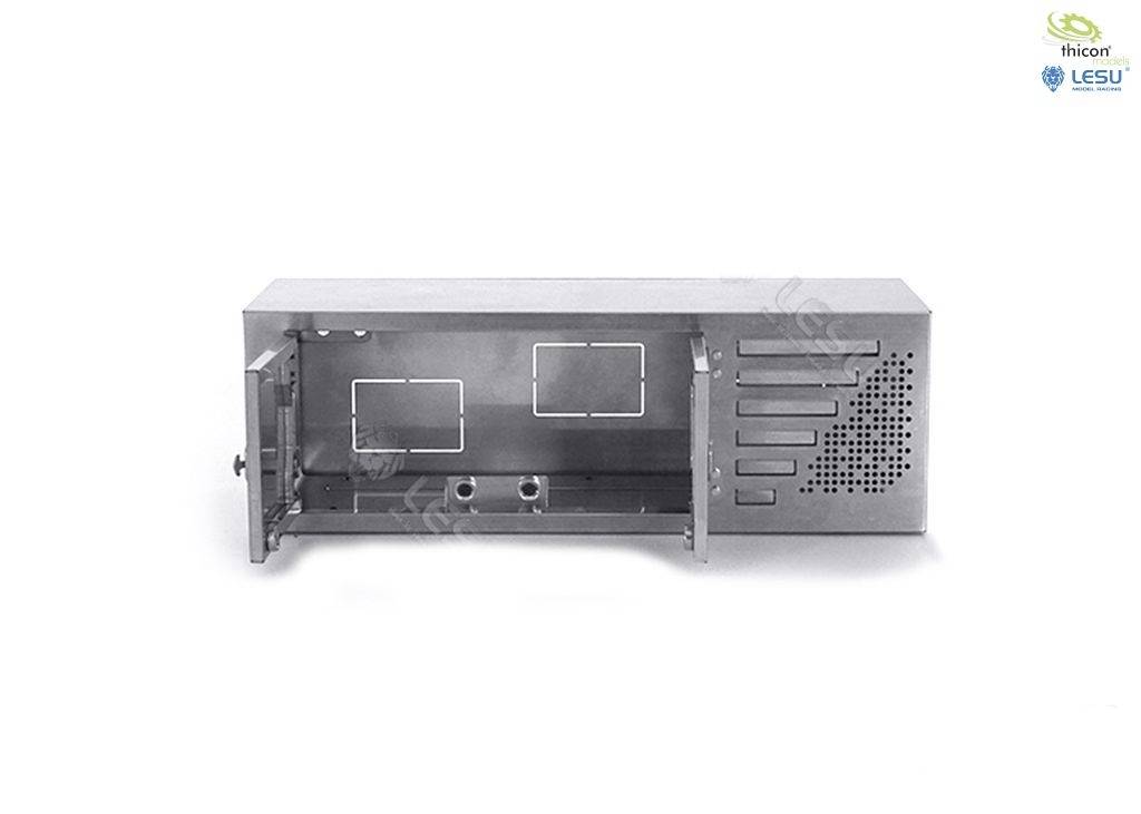 Metalowa obudowa z otwartą pokrywą, ukazująca wnętrze z dwoma prostokątnymi otworami i otworami wentylacyjnymi po prawej stronie.